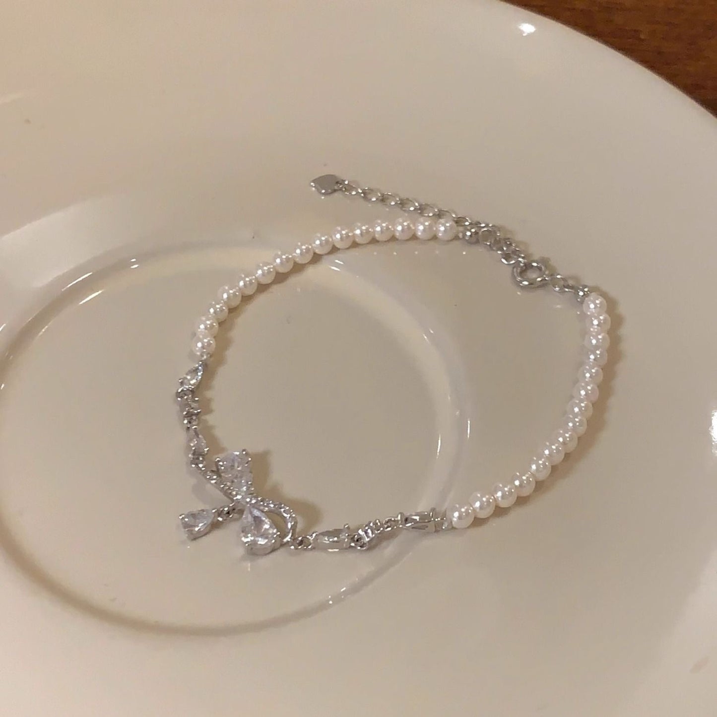 Pulsera de piedritas con lazos