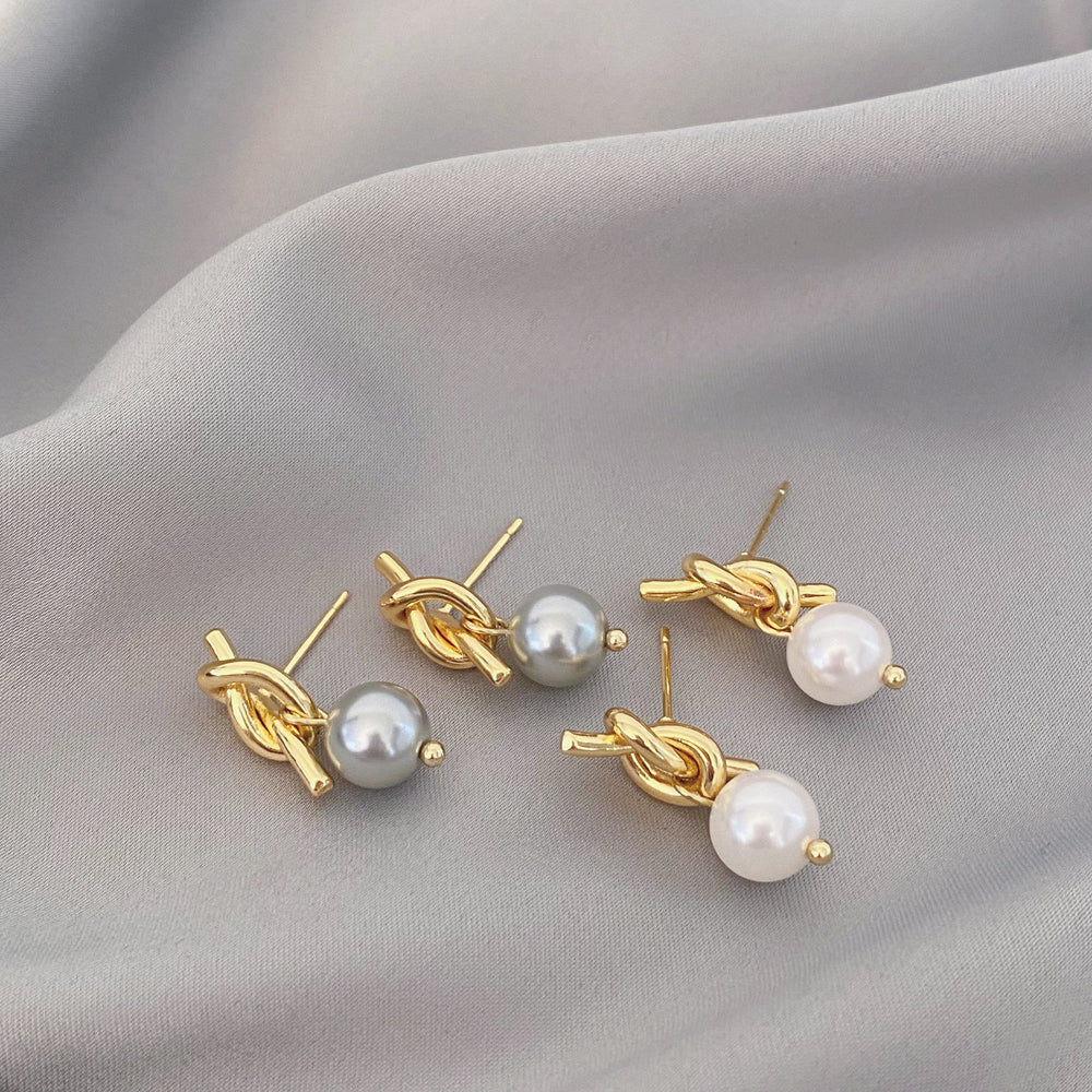 Aretes perlita, disponible solo en blanco con dorado