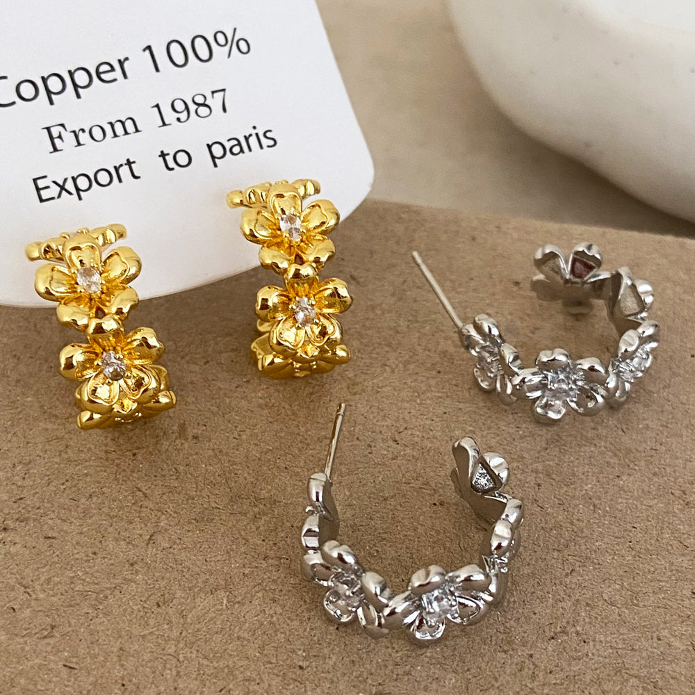 Aretes de flor disponible en dorado