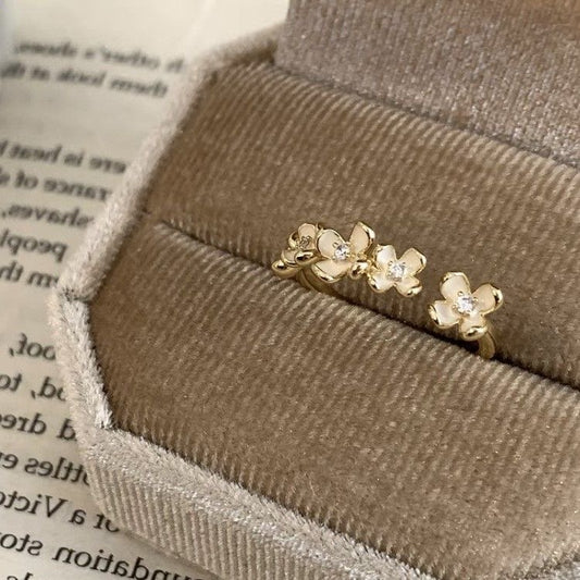 Anillo de florecitas blancas ajustable