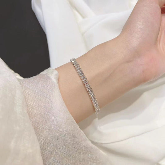 Pulsera de zirconia dorada cierre de ganchito