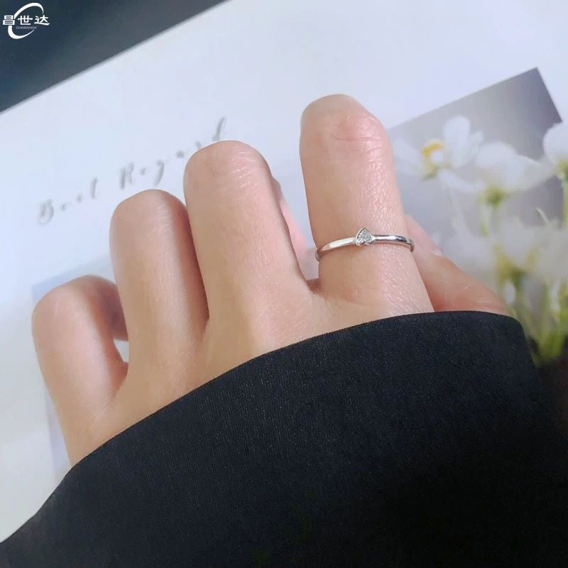 Anillo minimalista elegante