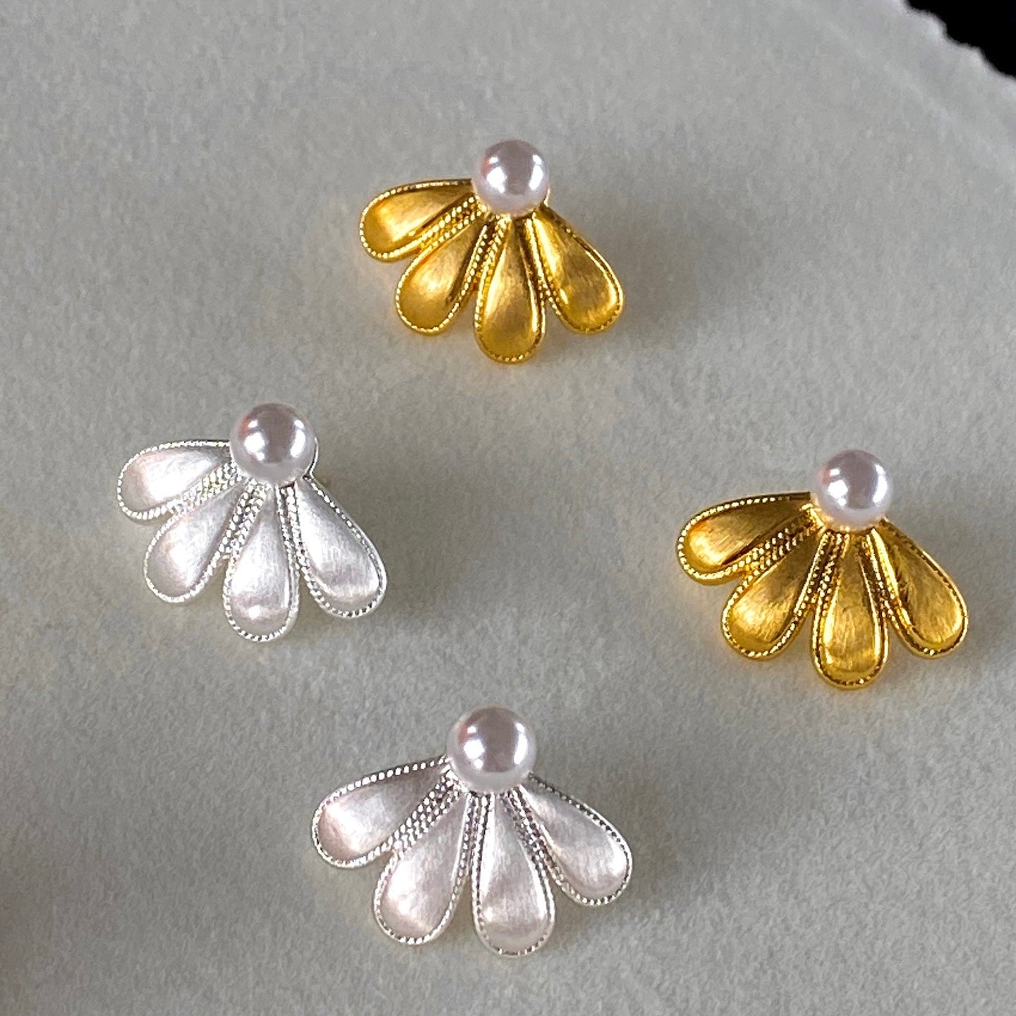 Aretes cute disponible solo en dorado