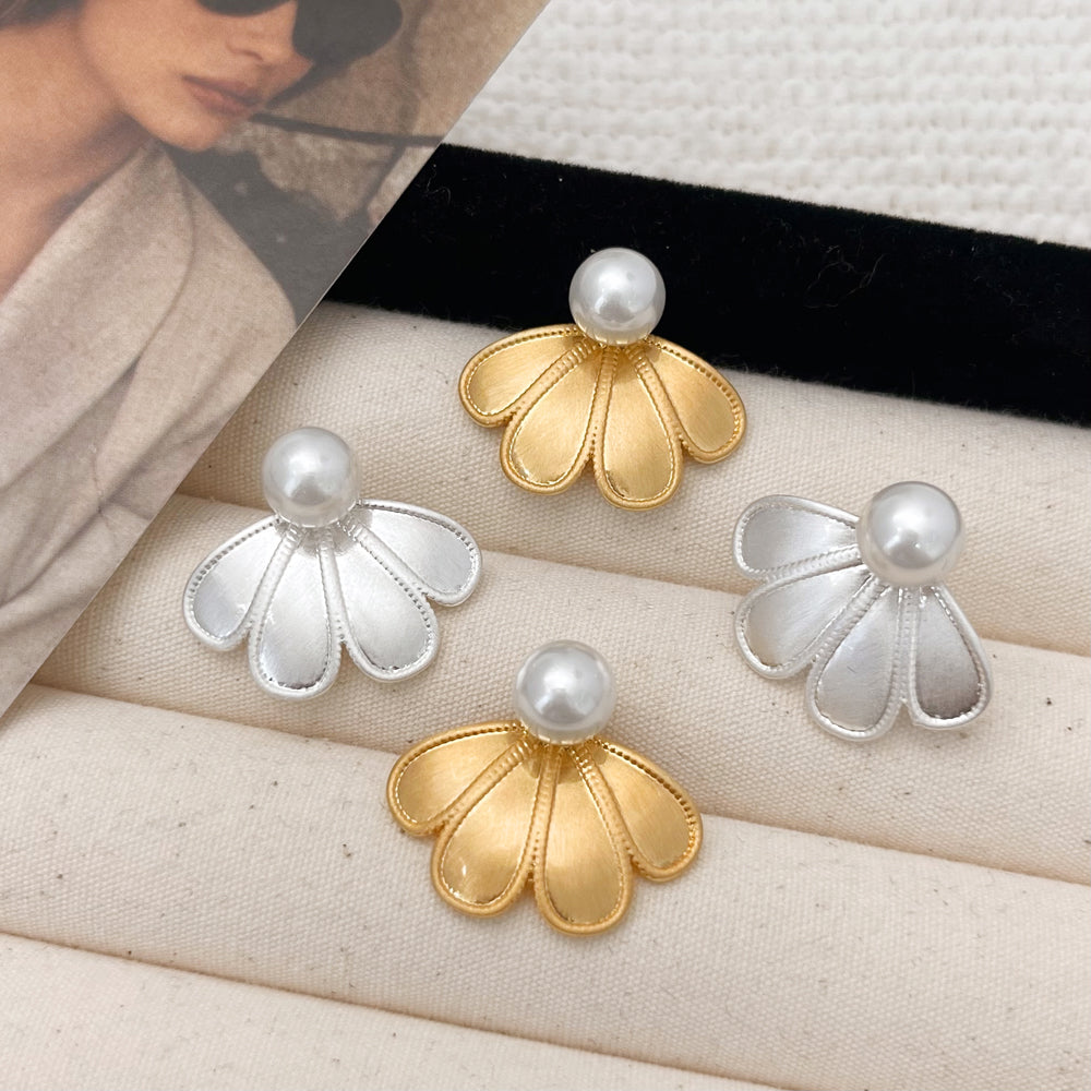 Aretes cute disponible solo en dorado
