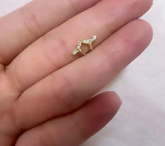 Aretes minimalista de cola de ballena