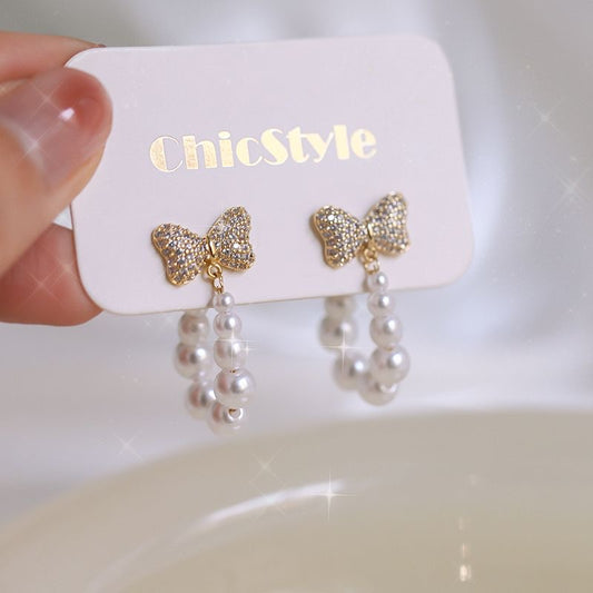 Aretes de lazo con perlas sintéticas