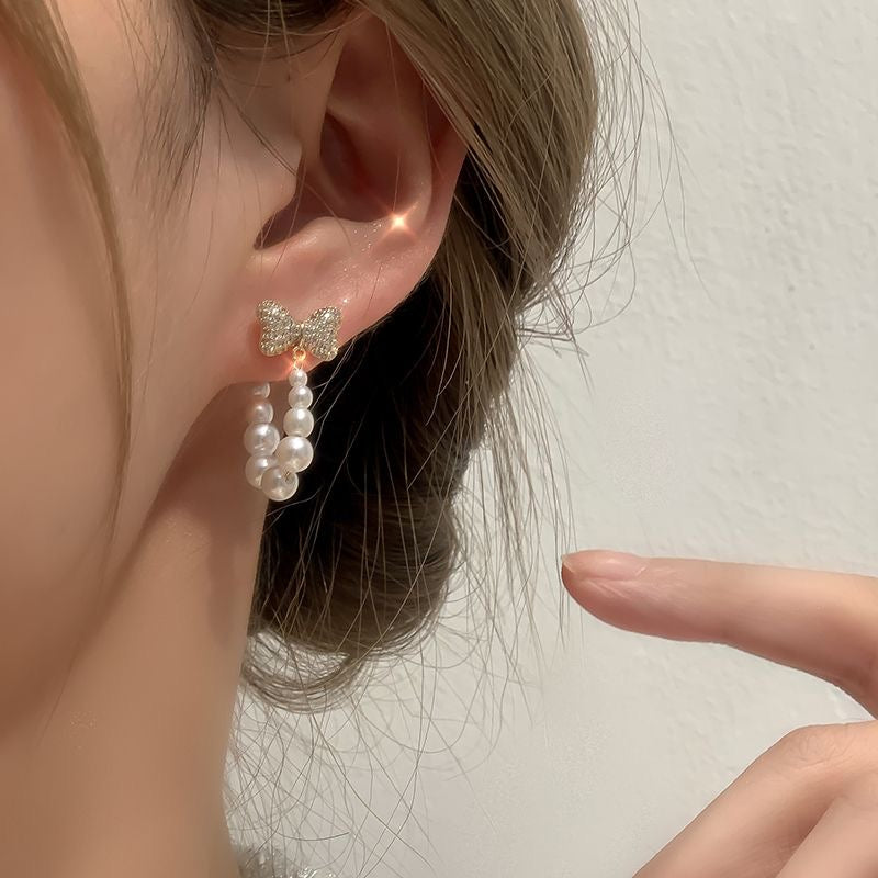 Aretes de lazo con perlas sintéticas